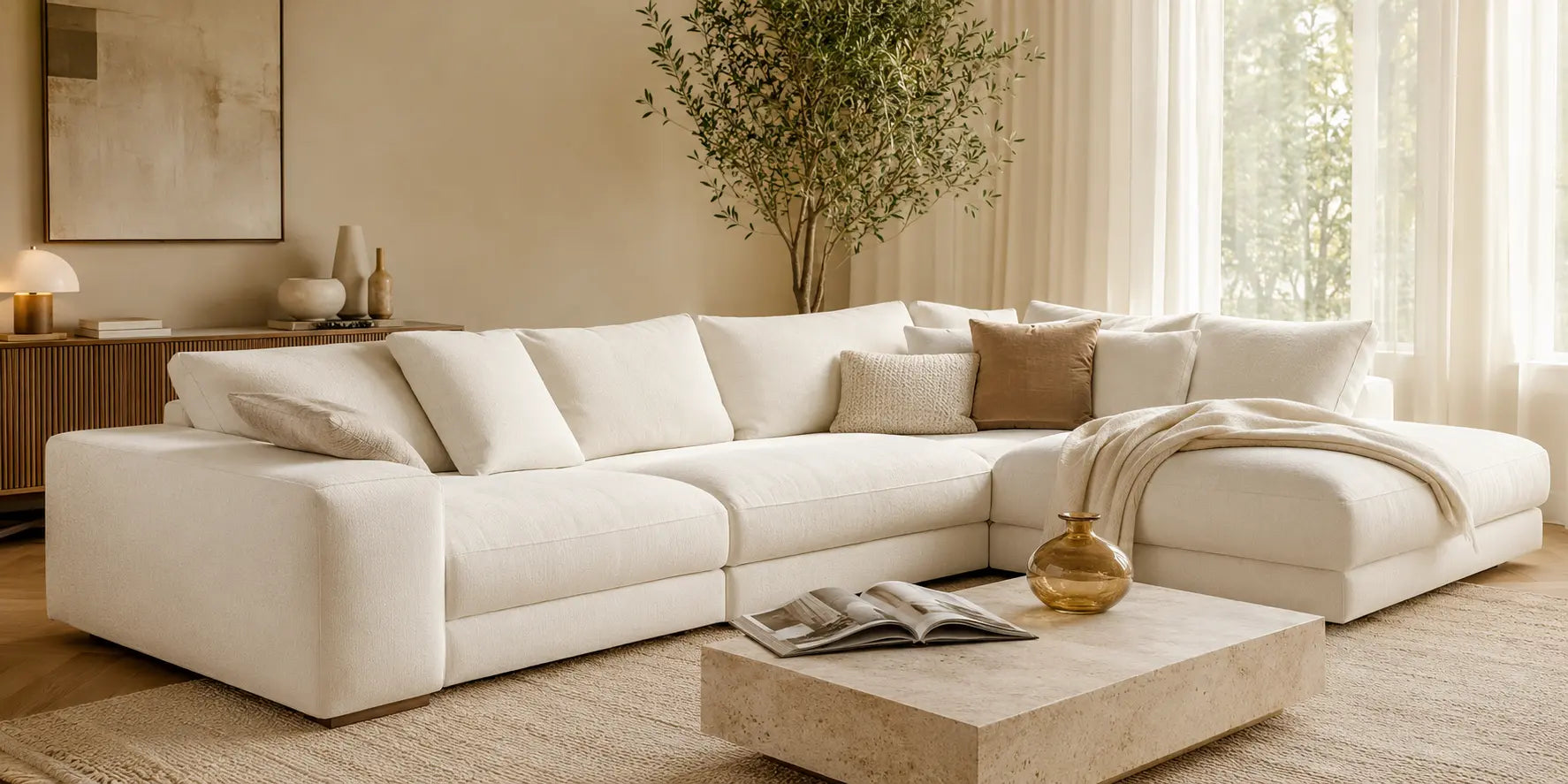 Helles Wohnzimmer mit einer cremefarbenen Sofa-Dreams Wohnlandschaft